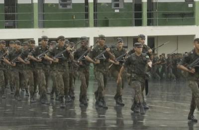 Exército brasileiro realiza desfile e apresentação no dia do soldado