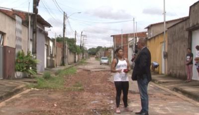 Denúncia: buracos, mato e lixo tomam conta de rua em Paço do Lumiar