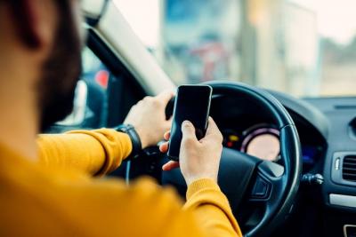 Mais de 13 mil motoristas foram multados desde janeiro por usar celular ao volante