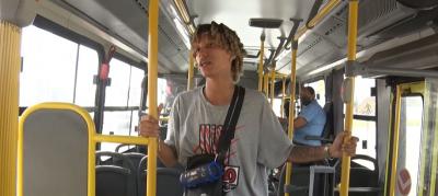 Jovem que canta em ônibus sonha em mudar de vida