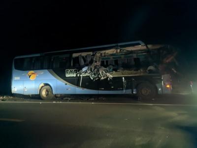 Ônibus colide em caminhão e deixa mortos e feridos no MA