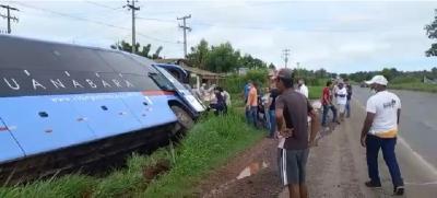 Ônibus sai de pista após colisão com caminhonete no Maranhão