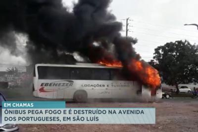 Ônibus pega fogo na Avenida dos Portugueses, em São Luís
