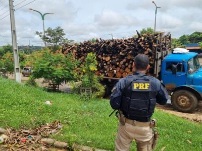PRF apreende carga de madeira ilegal na BR-226 em Grajaú