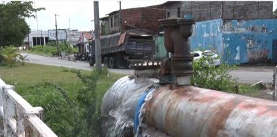 Vazamento de água em adutora preocupa moradores