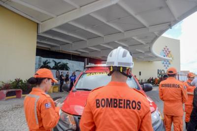 Incêndio: Bombeiros seguem com trabalhos para identificar causa; local permanece interditado