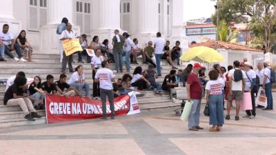 Ainda em greve, professores da UEMA realizam ato de defesa na Praça Deodoro 