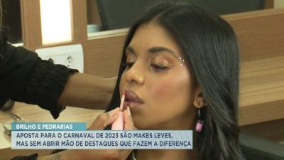 Brilho e pedrarias são apostas para maquiagem no Carnaval 2023