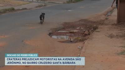 Buracos atrapalham pedestres e motoristas na Avenida São Jerônimo