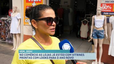 Comércio da Rua Grande inicia troca de vitrine para o Réveillon 2024