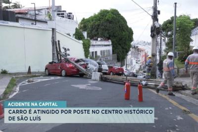 Poste cai e atinge carro estacionado no Centro Histórico de São Luís