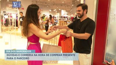 Casais vão às compras para o presente do Dia dos Namorados