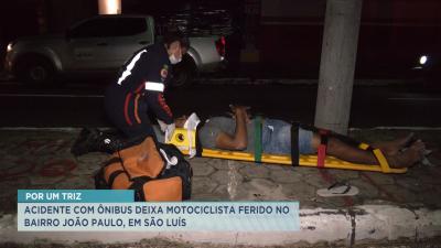 Acidente com ônibus deixa motociclista ferido no bairro João Paulo