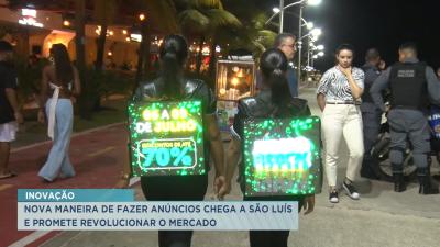 Península recebe ação com anúncios publicitários em mochilas com LED