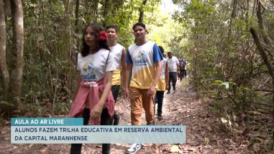 Estudante participam de trilha educativa em área de preservação em São Luís