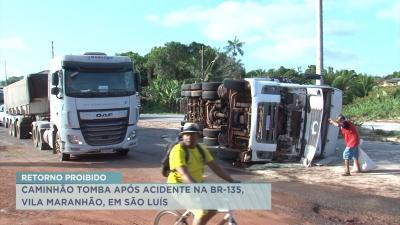 Caminhão carregado com arroz tomba após acidente na BR-135