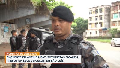 PMs ajudam motoristas a saírem de alagamento em São Luís