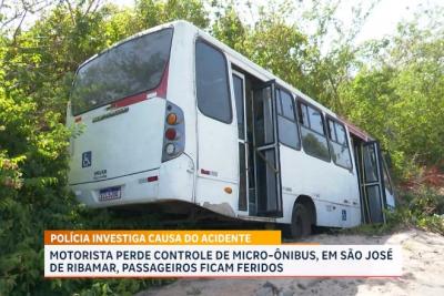 Passageiros ficam feridos após motorista perder controle de micro-ônibus na MA-201