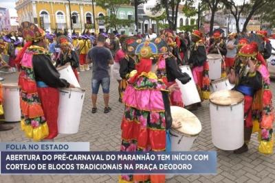 São Luís: cortejos de blocos fazem a abertura do pré-carnaval na praça Deodoro