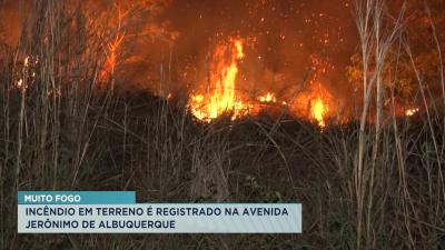 Bombeiros controlan incêndio em terreno no Angelim