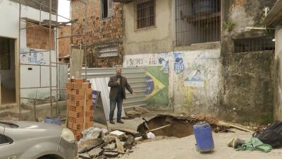 Moradores reclamam de galeria rompida no bairro São Francisco