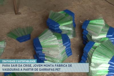 São Luís: Com a crise, jovem monta de vassouras a partir de garrafas PET