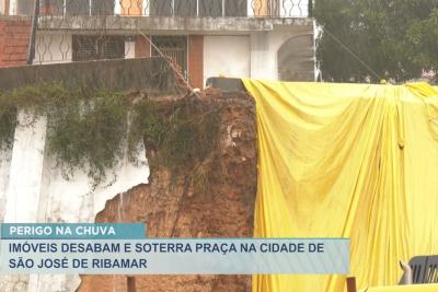 SJR: com as fortes chuvas, imóveis desabam soterrando praça do município 