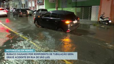 Carro fica preso em buraco após rompimento de tubulação de agua em rua de São Luís