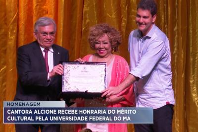 Cantora Alcione recebe Honraria Mérito Cultural pela UFMA, em São Luís