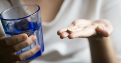 Mistura de álcool com remédios pode custar caro à saúde; confira os riscos