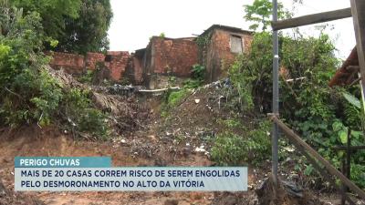 Casas correm risco de serem engolidas por desmoronamento no Alto da Vitória