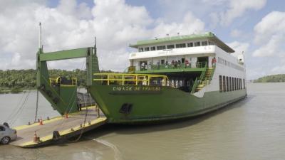 Feriado: terminal de ferry boat registra grande fluxo de passageiros e longa fila de espera