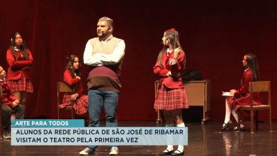 Excursão teatral leva 700 alunos ao Teatro Arthur Azevedo pela primeira vez