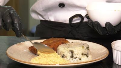 Comida típica para alérgicos: cozinheira ensina a fazer prato sem frutos do mar