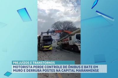 Ônibus bate em muro e derruba postes no bairro Vicente Fialho, em São Luís