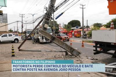 Carro bate em poste na Av. São Marçal, em São Luís; motorista teve ferimentos leves