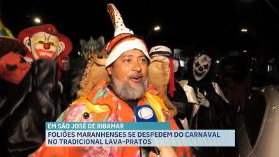 Foliões se despedem do Carnaval no tradicional "Lava Pratos" em Ribamar