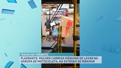 Mulher transporta máquina de lavar em motocicleta na Estrada da Maioba