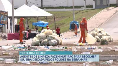 Agentes da limpeza realizam mutirão para limpar amontoado de lixo na Beira-Mar
