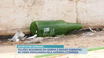 Foliões desobedecem regra e deixam garrafas de vidro espalhadas na Av. Litorânea