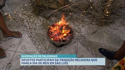 Devotos participam da tradicional queima de palhinha em São Luís
