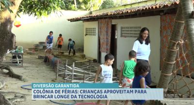 Crianças aproveitam para brincar longe da tecnologia em colônia de férias