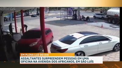 Câmera flagra assalto em ponto comercial na Av. dos Africanos