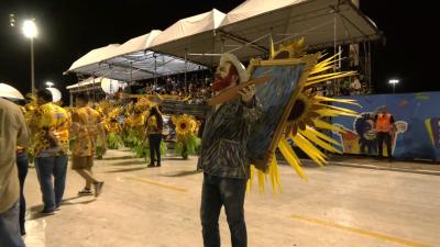 Blocos tradicionais e escolas de samba desfilam na Passarela Samba Chico Coimbra, em São Luís