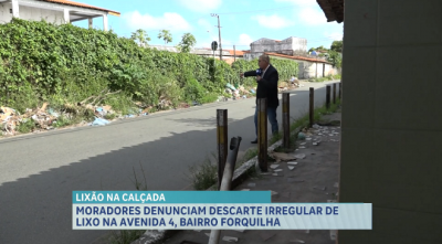 Moradores denunciam descarte irregular de lixo na avenida 4, no bairro da Forquilha