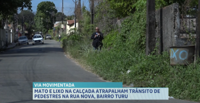 Matos e lixos na calçada da rua Nova, no bairro Turu atrapalham o trânsito de pedestres