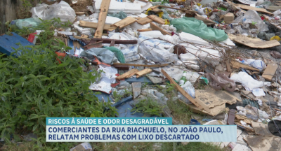 Comerciantes da Rua Riachuelo, no bairro João Paulo relatam problemas com lixo descartado