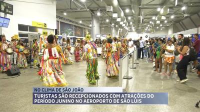 Turistas são recebidos com apresentação de grupos folclóricos no aeroporto de São Luís