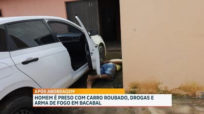 PM conduz homem em posse de carro roubado e apreende drogas e armas