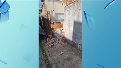 Caçamba colide com três carros e atinge muro de igreja no bairro Vinhais, em São Luís